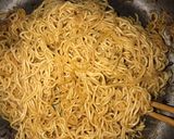 Hình bước làm 2 của món Mì xào và mandu