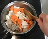 Foto del paso 3 de la receta: El tonziru~El sopa del miso con el cerdo y verduras~