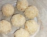 A picture of step 4 of Egg Chicken balls.