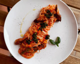 Foto del paso 6 de la receta: Espaguetis amatriciana con alcachofa y albahaca con parmesano