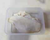รูปขั้นตอนการทำที่ 1 ของ อกไก่ฉีกผัดกระเทียม