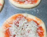 Foto langkah ke 2 dari resep Pizza mini.