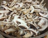 Foto langkah ke 3 dari resep Tumis ayam jamur.