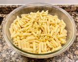 Foto del paso 2 de la receta: Macarrones con salchichas y chorizo, rellenos de queso