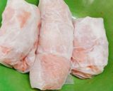 Hình bước làm 1 của món Ức gà cuộn phô mai