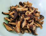 Foto del paso 1 de la receta: Arroz con secreto a baja temperatura, shiitake y caldo ramen