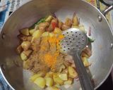 आलू शिमला मिर्च मटर की सब्जी (aloo shimla mirch matar ki sabzi recipe in Hindi) रेसिपी चरण 3 फोटो