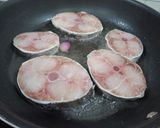 Hình bước làm 1 của món Cá Bớp Kho Keo