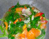 Foto langkah ke 3 dari resep Tumis Kangkung Saos Tiram.
