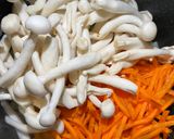 Foto langkah ke 2 dari resep Sautéed Shimeji Mushroom/ Tumis Jamur Shimeji.