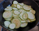Foto del paso 2 de la receta: Pastel de verduras, gratinado, multicolor!🥔🥕🫑🧄