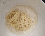 Foto langkah ke 3 dari resep Very Easy Creamy Cheese Spaghetti.