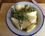 Foto del paso 2 de la receta Patatas nuevas, fritas en aceite de pistacho, al laurel y al romero