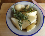 Foto del paso 2 de la receta: Patatas nuevas, fritas en aceite de pistacho, al laurel y al romero