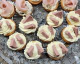 Foto del paso 3 de la receta: 🍹 Canapé de leberwurst y verdeo 🍹