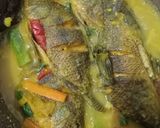 Foto langkah ke 9 dari resep Ikan Acar Bumbu Kuning.