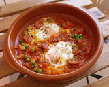 Foto del paso 6 de la receta: Cazuela de chorizo picante y huevos con guisantes