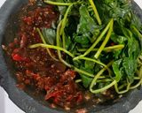 Foto langkah ke 3 dari resep Brambang Asem Daun Ubi Jalar.