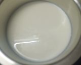 A picture of step 1 of Custard powder and Coffee drink.