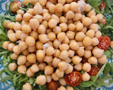 Foto del paso 3 de la receta: Ensalada de garbanzos y rúcula con langostinos