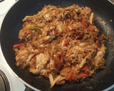 Foto del paso 1 de la receta: Tortitas rellenas de pollo asado, lechuga picada y queso rallado