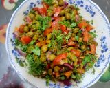 A picture of step 3 of Hara chana salad.