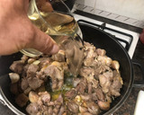 Foto del paso 4 de la receta: Cordero al ajillo con patatas fritas y champiñones rellenos