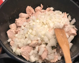 Foto del paso 2 de la receta: Pollo encebollado con tomate