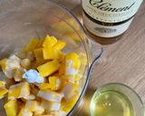 Une image de l'étape 2 de Smoothie ou glace des îles mangue, coco, citron vert et rhum.
