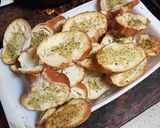 Foto del paso 2 de la receta: Pan de pueblo tostado al horno con aceite de ajo y perejil
