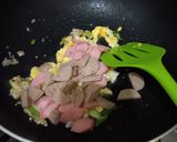 Foto langkah ke 5 dari resep Mie goreng instan spesial.