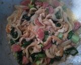Foto langkah ke 4 dari resep Tumis Jamur Meriah.