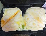 Foto del paso 3 de la receta: Empanadas express de muzzarella y verdeo en sandwichera