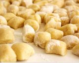 Foto del passaggio 1 della ricetta Gnocchi salsiccia, piselli e pistacchio