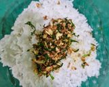 Foto langkah ke 1 dari resep Nasi Daun Jeruk dengan Udang dan Sambal Matah.