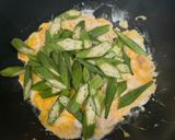 รูปขั้นตอนการทำที่ 3 ของ กระเจี๊ยบเขียวผัดไข่