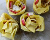 รูปขั้นตอนการทำที่ 2 ของ ราดหน้าเกี๊ยวทอด ใบไชยา Crispy Wonton Rose with Gravy Sauce