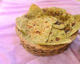 A picture of step 4 of Green paratha.