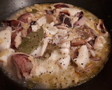 Foto del paso 5 de la receta: Tapa de calamares con cebolla, piñones y vino blanco