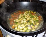 Foto del paso 2 de la receta: Salteado al wok de vegetales, pescado y pasta