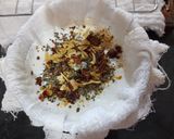 Foto del paso 1 de la receta: Queso crema de kéfir con ajo y otras especias 🥛🌿🍂🌱