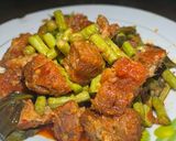 รูปขั้นตอนการทำที่ 2 ของ ผัดพริกแกงหมูกรอบใส่ถั่วฝักยาว