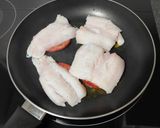 Foto del paso 1 de la receta Merluza a la gallega sobre cama de tomate