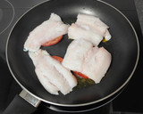 Foto del paso 1 de la receta: Merluza a la gallega sobre cama de tomate