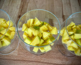 Foto del paso 1 de la receta: Copas de aguacate, mango y queso con langostinos