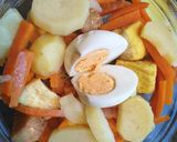 A picture of step 9 of Gado-gado (Indonesian traditional salad with peanut sauce).