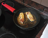 Foto del paso 3 de la receta: Rollitos de pechuga rellena de jamón serrano y espárrago blanco