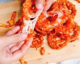 A picture of step 8 of Cheesy Cheetos onion rings 😋😋.