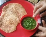 A picture of step 7 of Sabudana chilla with Hari chutney.
