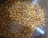 A picture of step 4 of Kala chana sabji with puri.